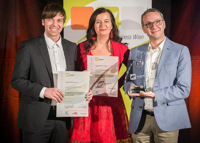 Hannes Thaler (MAM CSR Director), Ulli Sima (Wiener Stadträtin für Umwelt und Wiener Stadtwerke) und Hanspeter Wirth (MAM CSR Manager) bei der Preisübergabe in Wien | Foto: Houdek_PID