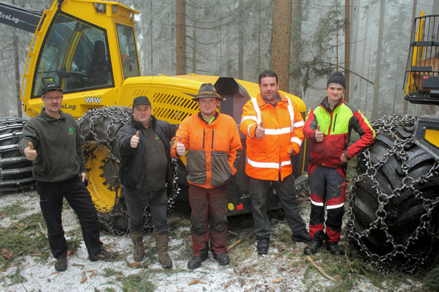 Daniel Pauritsch, Peter Konrad mit seinem Team bei der Arbeit im Wald | Foto: Cescutti