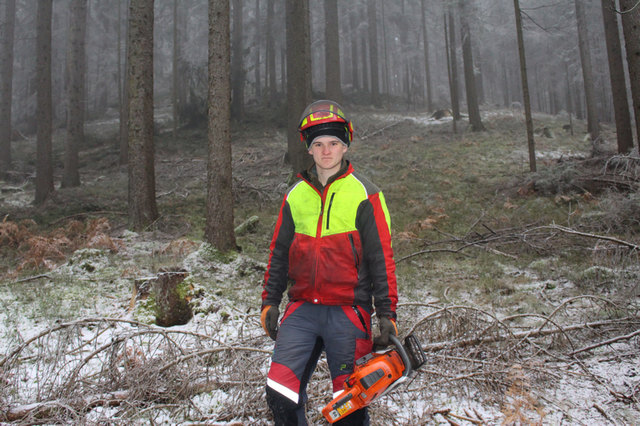 Simon Schweiger ist einer der ersten Forstlehrlinge in Österreich. | Foto: Cescutti