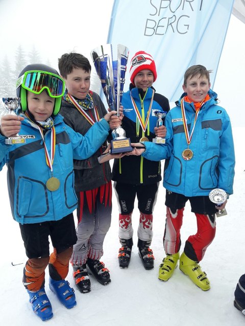 Das Team LuDoMiSi mit dem großen Wanderpokal | Foto: KK