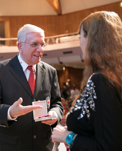 Werner Weinhofer, Präsident des Roten Kreuzes Steiermark, ehrte in Leoben langjährige Blutspender. | Foto: Rotes Kreuz