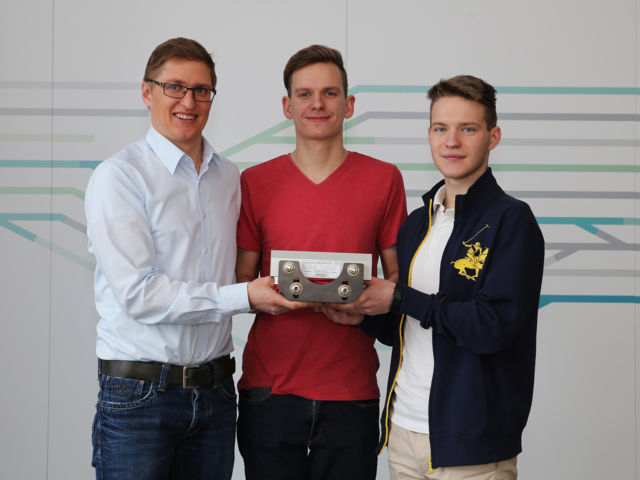 Julian Schön (Mitte) und David Schreiner (re.) mit Gerald Buchinger, Production & Supply Chain Director bei Frauscher. | Foto: Frauscher