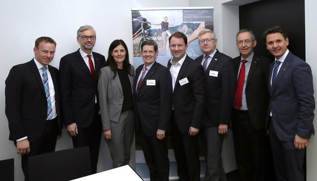 Stefan Mang, Geschäftsführer CENtouris und Studienautor, Michael Strugl, Landesrat Oberösterreich,  Petra Riffert, Geschäftsführerin WGD Donau Oberösterreich Tourismus GmbH, Christoph Madl,GF Niederösterreich-Werbung GmbH, Bernhard Schröder, GF Donau Niederösterreich Tourismus GmbH, Friedrich Bernhofer, Vorsitzender ARGE Donau Österreich, Klemens Unger, Kulturrefferent Stadt Regensburg und Andreas Winkelhofer, GF Oberösterreich Tourismus GmbH. | Foto: privat