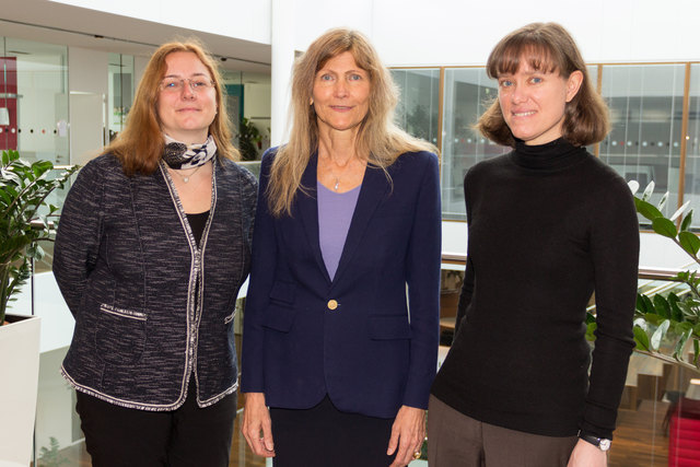 Unternehmerin Ingeborg Hochmair mit den neuen Professorinnen Daniela Schuster (li.) und Tracy Northup (re.). | Foto: Uni Innsbruck