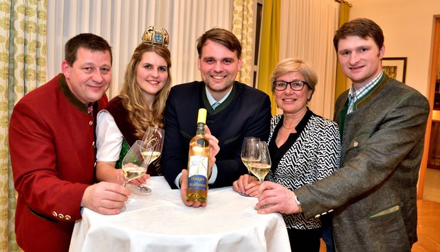 Stadtmost-Prämierung: Mostbaron Hans Hiebl, Mostkönigin Sandra Kirchstetter, Bürgermeister Lukas Michlmayr, HLW-Direktorin Waltraud Ehmayr, Vizebürgermeister Anton Pfaffeneder.