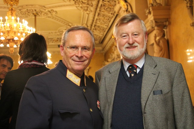 "Sicherheit soll gemeinsam gestaltet werden." Landespolizeipräsident General Karl Mahrer mit Anrainer Gottfried Bahr.