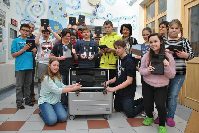 Schüler und Lehrkräfte der Neuen Mittelschule Aigen-Schlägl mit ihren Tablets. | Foto: Foto: NMS Aigen-Schlägl