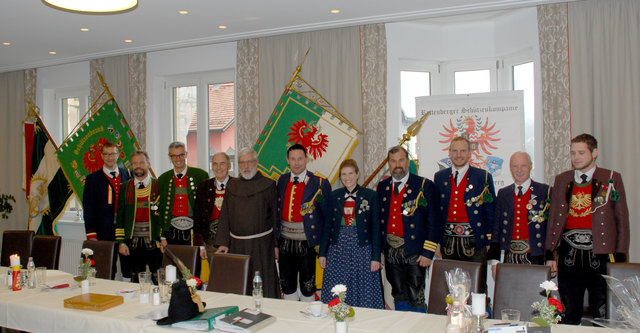 neu gewählte Bezirksleitung v.l. Lt. Plank, Hptm. Hirschuber, Lt. Rettl, Mjr. Frötscher, Pater Damian, Mjr. Mayr, Marketenderin Sieberer, Hptm. Kiechl, Lt. Mimm, Zgf. Weiler, Lt. Nock | Foto: Herbert Rettl