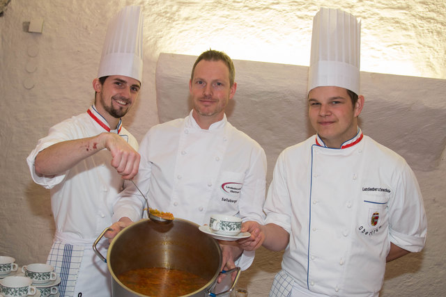 Benefiz-Suppenessen der Katholischen Frauenbewegung im Romanischen Saal von St. Peter Foto: Neumayr/MMV 10.3.2017 Sebastian Fanninger, Günter Sallaberger und Daniel Engljähringer von der Berufschule Obertrum