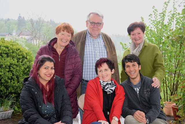 Chr. Hubweber, R. Mittendorfer, H. Helm (hinten) und Helga Putz (vorne in der Mitte) vom Verein "Husig" mit zwei Schülern. | Foto: Verein "Husig"