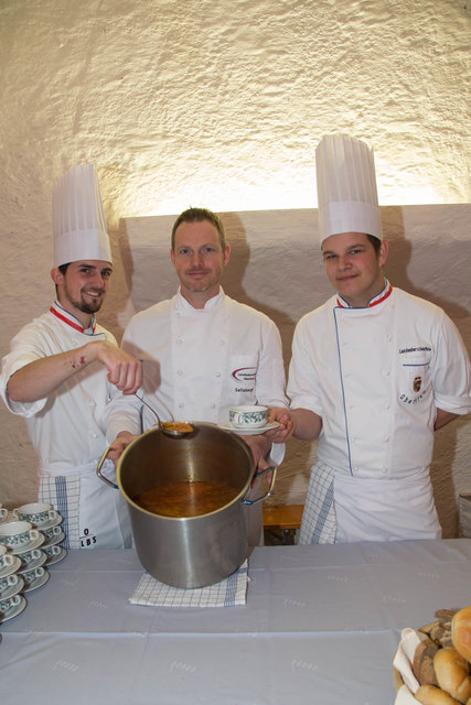 Benefiz-Suppenessen der Katholischen Frauenbewegung im Romanischen Saal von St. Peter Foto: Neumayr/MMV 10.3.2017 Sebastian Fanninger, Günter Sallaberger und Daniel Engljähringer von der Berufschule Obertrum