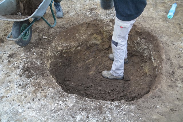 Ein größere Ring um diese Grabungsstelle könnte auf einen Brunnen hinweisen.