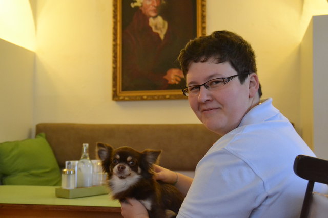 Julia mit „Spazier-Buddy“ Brutus im Dorfcafé