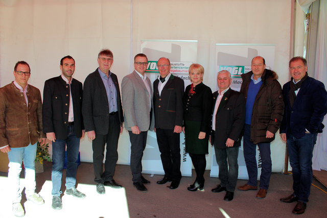 Gruppenbild mit Dame. Vertreter von Hagebau Vogl mit Bgm. Engelbert Köppel, Bgm. Helmut LInhart und Günter Riedenbauer von der Therme NOVA | Foto: Cescutti