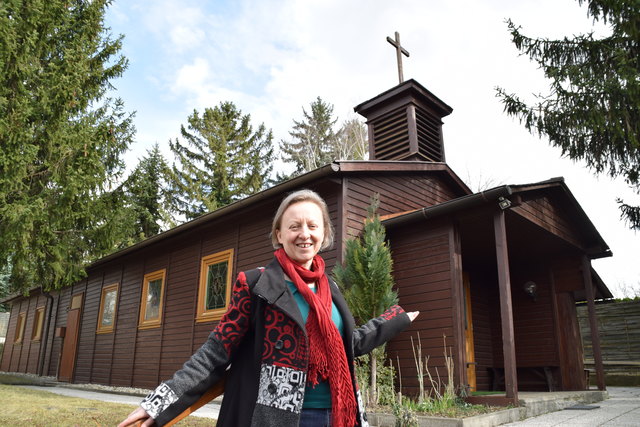 Pfarrerin Anneliese Peterson besucht mit den Bezirksblättern das Langenzersdorfer Holzkirchlein.
