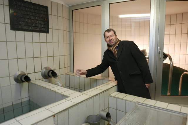 Franz Gruber, Geschäftsführer des Wasserverbands Peuerbach und Umgebung ist von der guten Qualität des Trinkwassers überzeugt.