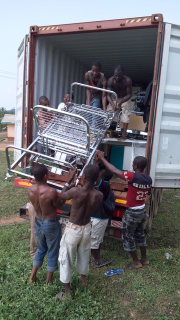 50 Betten, diverses Mobilar und medizinische Geräte wurden heuer mit einem Container nach Ghana gebracht und dort an Krankenhäuser in Ntronang und Umgebung verteilt. | Foto: Cerwenka