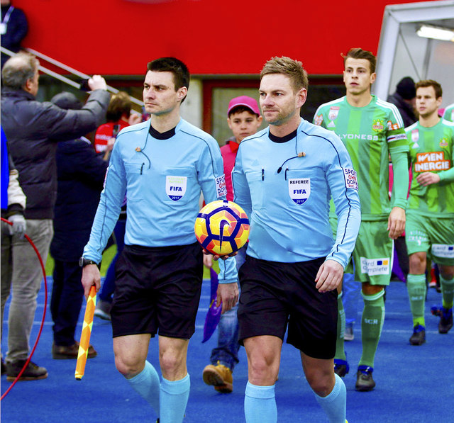 Schüttengruber feierte bereits mit 27 Jahren sein Bundesliga-Debüt. Seit 2014 hat er auch eine FIFA-Lizenz. Foto: www.manuelschuettengruber.com