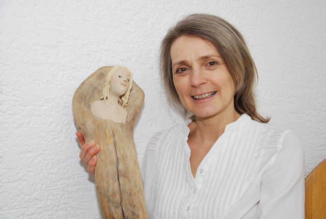 Ruth Rindlisbacher-Holzinger mit einem ihrer "Holztrümmer"