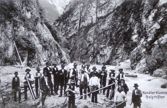 Vor dem Bau der Klammstraße diente die Ache als Beförderungsmittel für das in der Wildschönau geschlagene Holz. | Foto: Archiv Hannes Sollerer