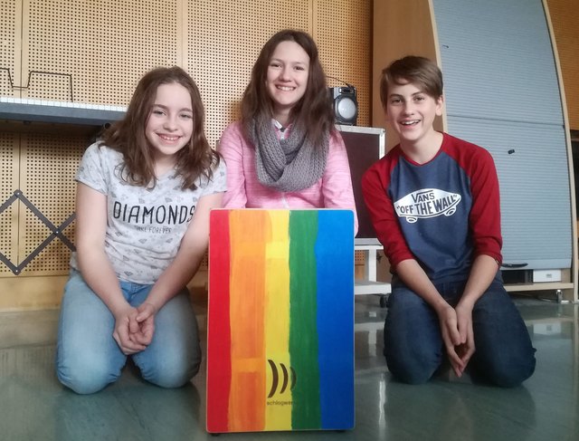 In Werken haben Leonie Sattler, Nicola Schuchnigg und Sam Kern unter Lehrer Peter Reuberger Cajons selbst gebaut. | Foto: privat