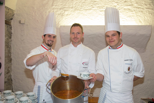Benefiz-Suppenessen der Katholischen Frauenbewegung im Romanischen Saal von St. Peter Foto: Neumayr/MMV 10.3.2017 Sebastian Fanninger, Günter Sallaberger und Daniel Engljähringer von der Berufschule Obertrum