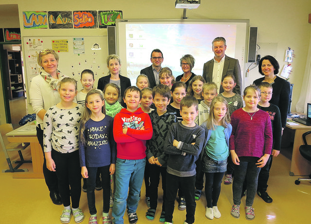 Die neue "interaktive" Schultafel nahmen die Kinder, Direktorin Birgit Baszo sowie die Lehrerinnen Sonja Ernst und Jessica Jelencsits von Bürgermeister Wolfgang Eder, Obfrau Conny Faulend und Obmann Hannes Schwarz in Empfang. | Foto: Gemeinde Burgauberg-Neudauberg