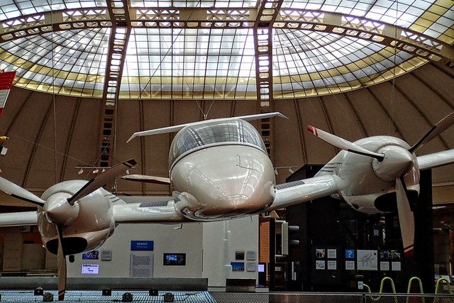 Aber es gibt natürlich auch jüngere Ausstellungsstücke, zB dieses Flugzeug hier