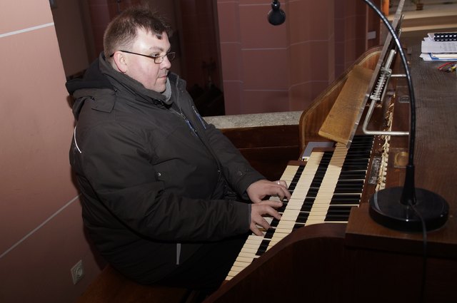 Die Kauffmann-Orgel zu spielen ist für David Gomolla etwas ganz Besonderes. Er hofft auf eine baldige Sanierung.