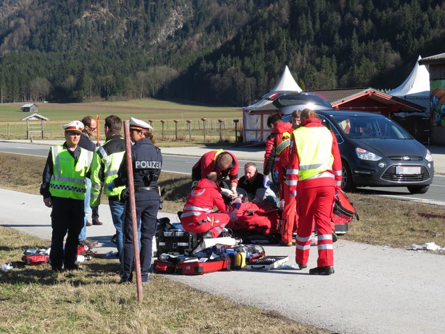 Notärzte und Rettungsdienst machen den Patienten bereit für den Flug. | Foto: ZOOM-Tirol