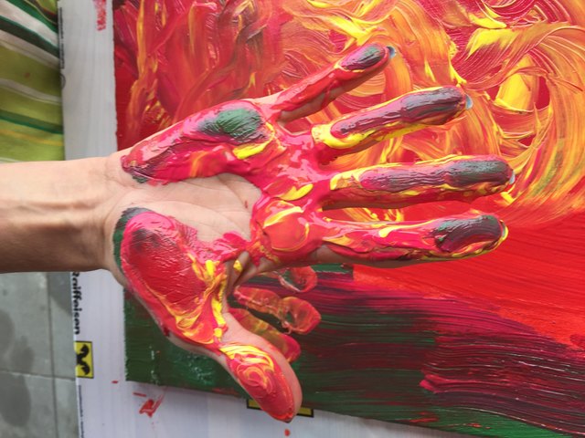 Kreativer Ausdruck beim Kraft tanken im Paradies