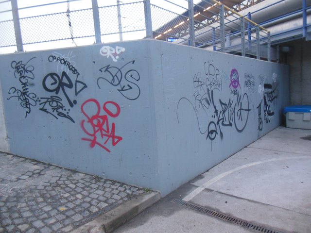 Der Anstrich auf der Mauer bei der Schnellbahnstation Siemensstraße ist noch nicht alt und schon "verschönert".