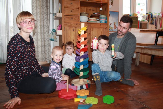 Marina, Magarethe, Mathilde, Jacob und Bernd Meschnark-Kurnik spielen auf dem restaurierten Holzboden - natürlich mit Holzspielzeug