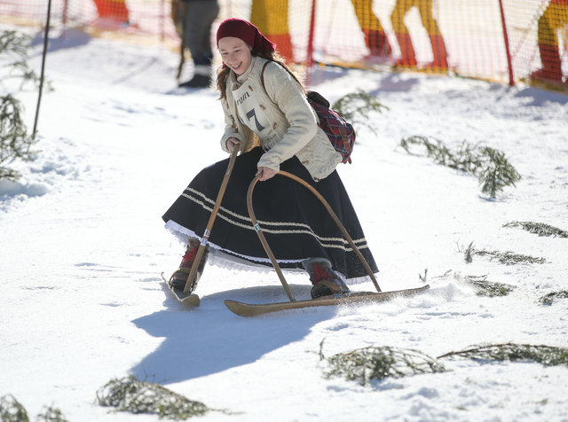Nostalgie Ski in Wagrain bei Salzburg
Im Bild Teilnehmerinnen aus Slowenien mit historischen Bogenskiern | Foto: Franz Neumayr