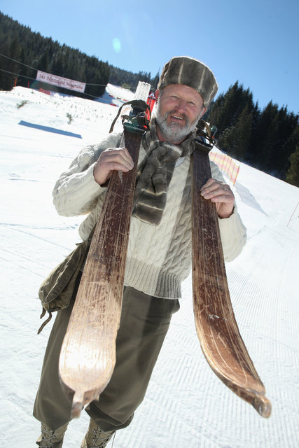Branko aus Slowenien mit 105 Jahr alten Skiern und einer historischen Bilgerie Bindung | Foto: Franz Neumayr