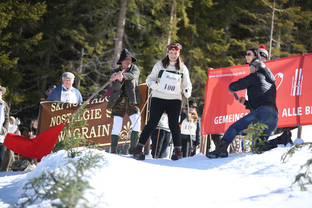 Stefanie Schenker am Start, Nostalgieski in Wagrain Salzburg | Foto: Franz Neumayr