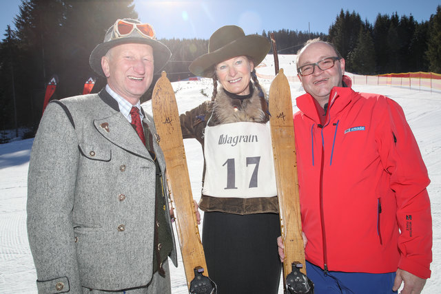 Nostalgie Ski in Wagrain bei Salzburg
v.l. Hans Müller, Ingrid aus Zell am See mit ihren Skiern aus Esche und Christoph Baumann (Bergbahnenchef) | Foto: Franz Neumayr