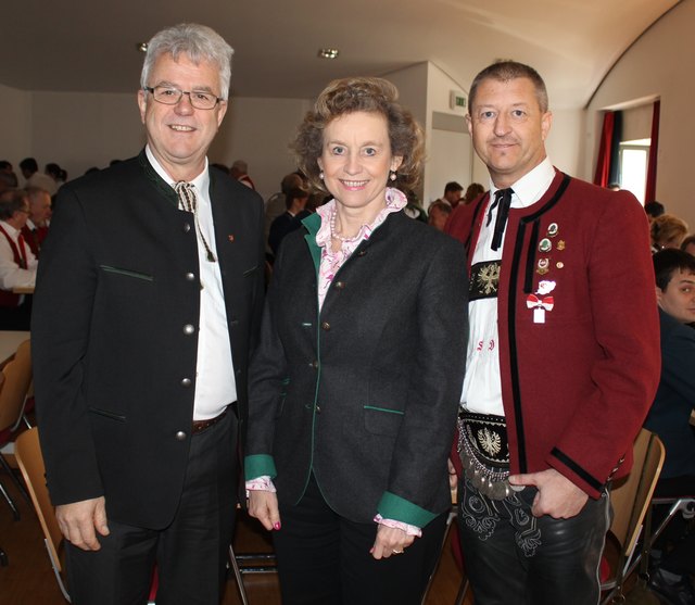 Die Ehrengäste VizeBgm Werner Nuding und Bgm Eva Posch im Bild mit Obmann Siegfried Dietl.