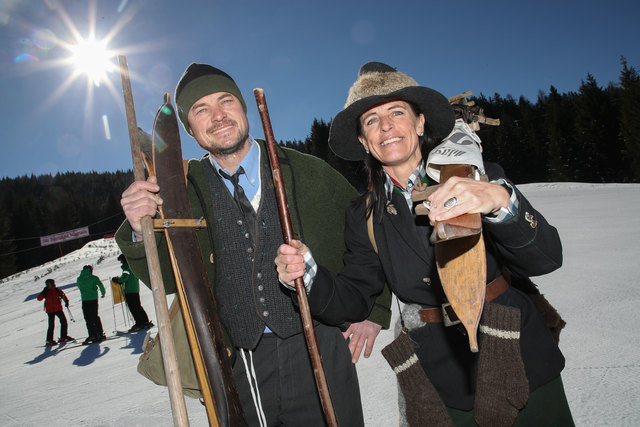 Silvia und Sepp aus Wagrain mit ihren 60 Jahre alten Skiern | Foto: Franz Neumayr