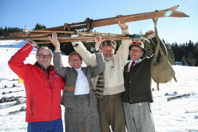 Christoph Baumann (Geschäftsführer Bergbahnen Wagrain), die Siegerin bei den Damen Mojca Kriz aus Slowenien, der Sieger bei den Herren, der Slowene Branko Tavcar (er fuhr die ältesten Skier des Tages - 105 Jahre alt) und Hans Müller vom Landesskimuseum Werfenweng | Foto: Franz Neumayr