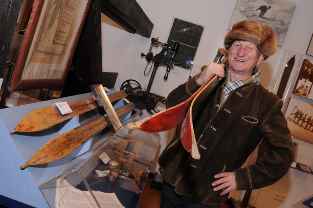 Hans Müller vom Landesskimuseum Werfenweng mit alten Zapferl-Holzskiern.