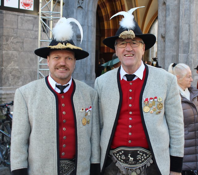 Hermann und Gerhard vor der Stadtpfarrkirche St. Nikolaus.