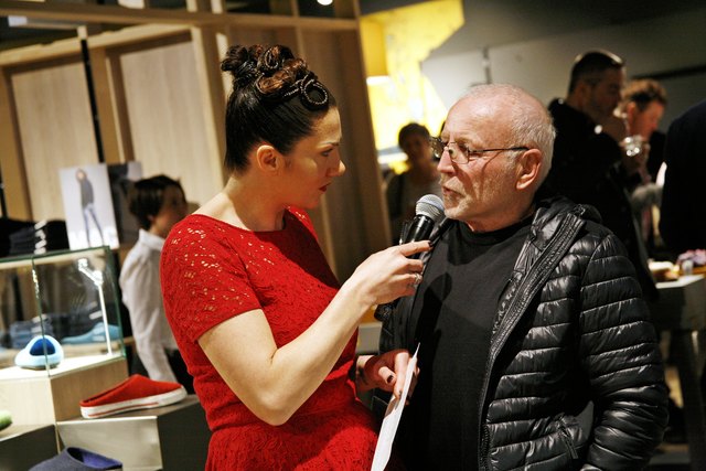 Manuela Kamper im Gespräch mit Bernhard Moser - seine Skulpturen aus Beton und Metall sind aktuell im Gottstein fashion store ausgestellt