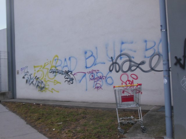 Bis zur Ecke Siemensstraße findet sich dieses Gekritzel auf den Mauern!