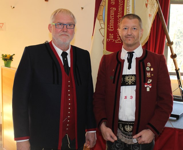 Reinhold Köll von der Haller Bindertanzgesellschaft und Bezirkstrachtenobmann Siegfried Dietl.