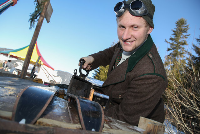 Wolfram Huber waxelt die Skier der Rennläufer wie in alten Zeiten | Foto: Franz Neumayr