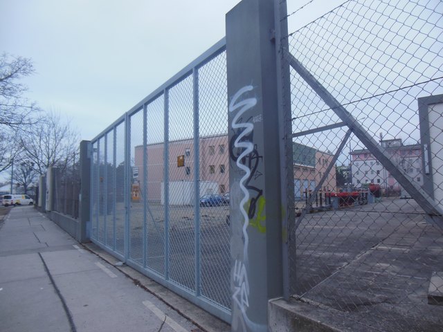 Auch der Eingang wurde "verziert".