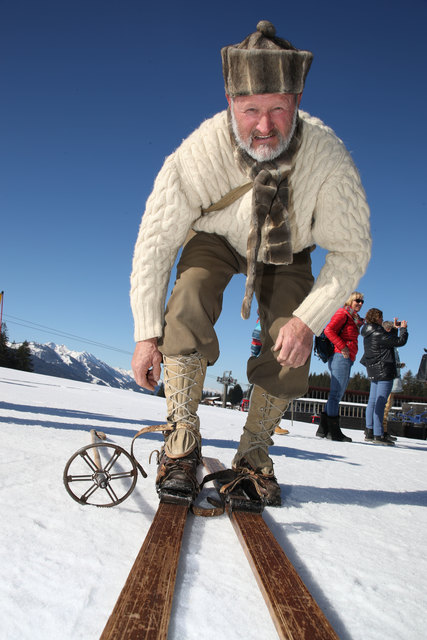 Branko aus Slowenien mit 105 Jahr alten Skiern und einer historischen Bilgerie Bindung | Foto: Franz Neumayr