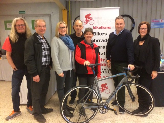 Extremsportler Helmut Tschellnigg, Vbgm. Franz Gruber, GGR. Manuela Dundler Strasser, Bgm. Michael Cech und Frau in der Wirtschaft Astrid Wessely besuchten Lisa und Franz Reitmeier