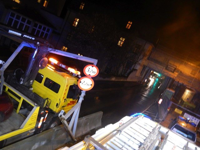 Der Kran des Abschleppfahrzeugs riss die Höhenkontrolle aus der Verankerung. | Foto: MA68 Lichtbildstelle